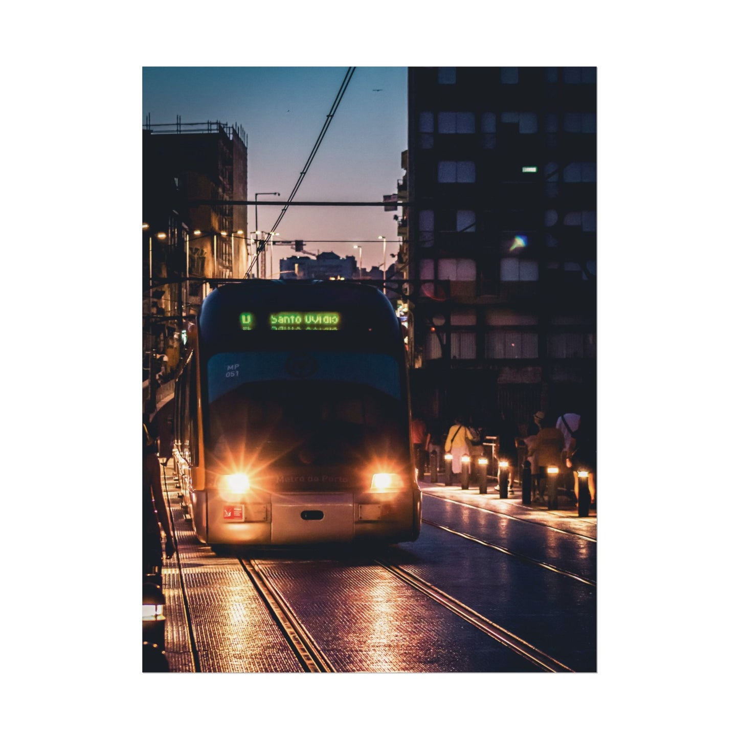 Pósters Enrollados 'Tren Urbano al Atardecer', OPORTO