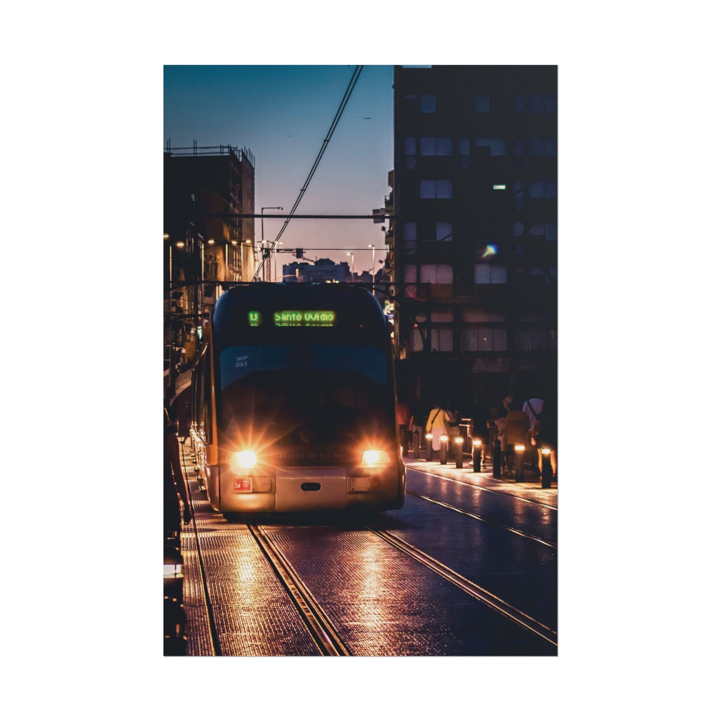 Pósters Enrollados 'Tren Urbano al Atardecer', OPORTO