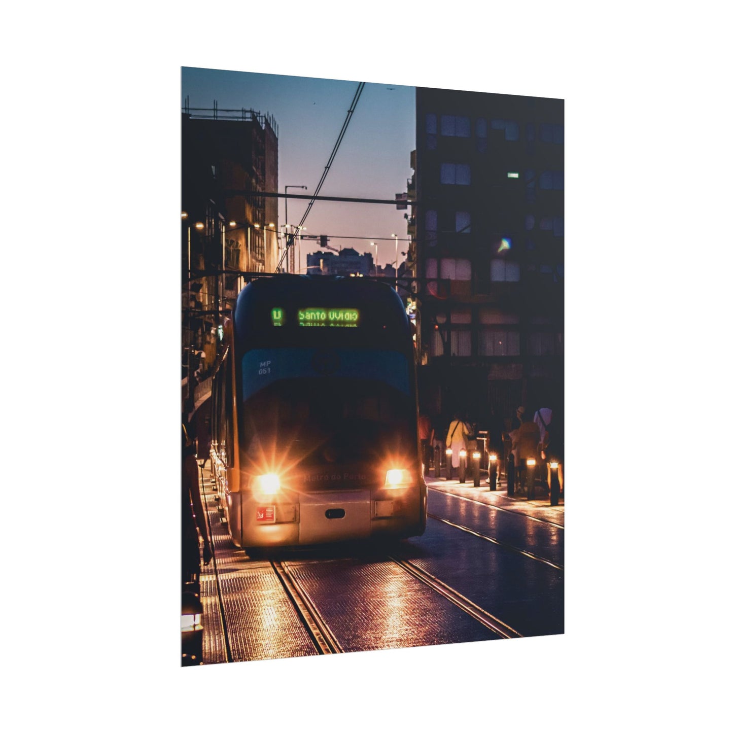 Pósters Enrollados 'Tren Urbano al Atardecer', OPORTO